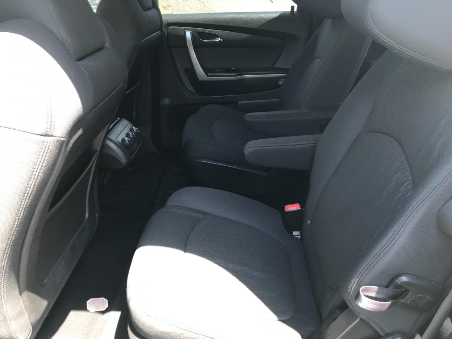 2012 White /Gray GMC Acadia SLE (1GKKVPED0CJ) with an 3.6 V6 engine, Automatic transmission, located at 577 Chester Pike, Prospect Park, PA, 19076, (610) 237-1015, 39.886154, -75.302338 - Photo#19